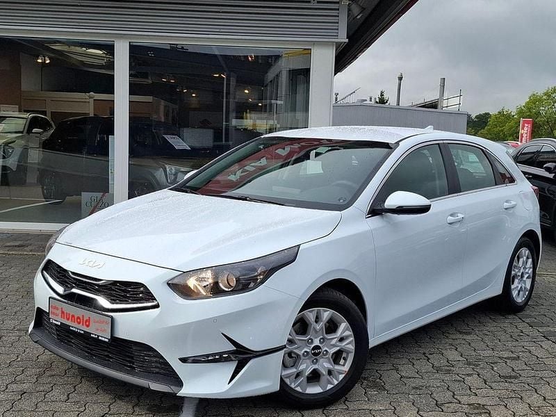 Neu Kia Ceed 101 PS (74 kW) 2025 Weiß Kleinwagen