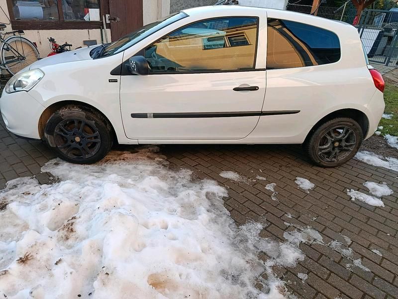 Gebraucht Renault Clio III 75 PS (55 kW) 2013 Weiß Limousine