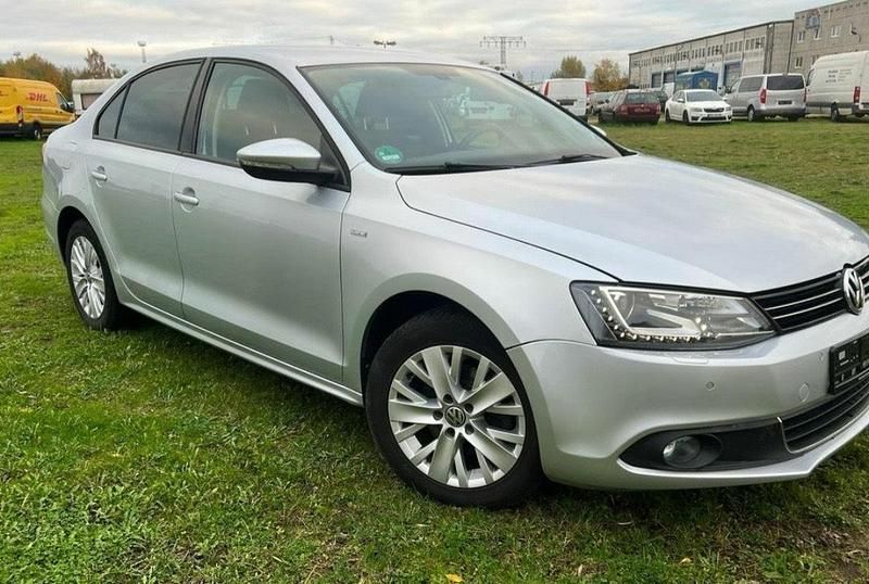 Silber Gebraucht 2015 VW Jetta Limousine | 8.900 € (Fairer Preis) - Bild 1/4