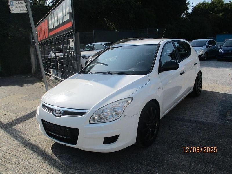 Weiß Gebraucht 2008 Hyundai i30 Classic Limousine | 2.650 € (Fairer Preis) - Bild 1/4