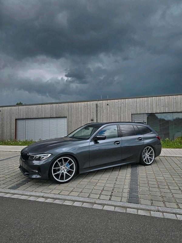 Grau Gebraucht 2019 BMW 320 Sport Line Kombi | 28.999 € (Teuer) - Bild 1/4