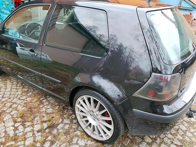 Second-hand VW Golf 131 CP (96 kW) 2004 Negru Coupe