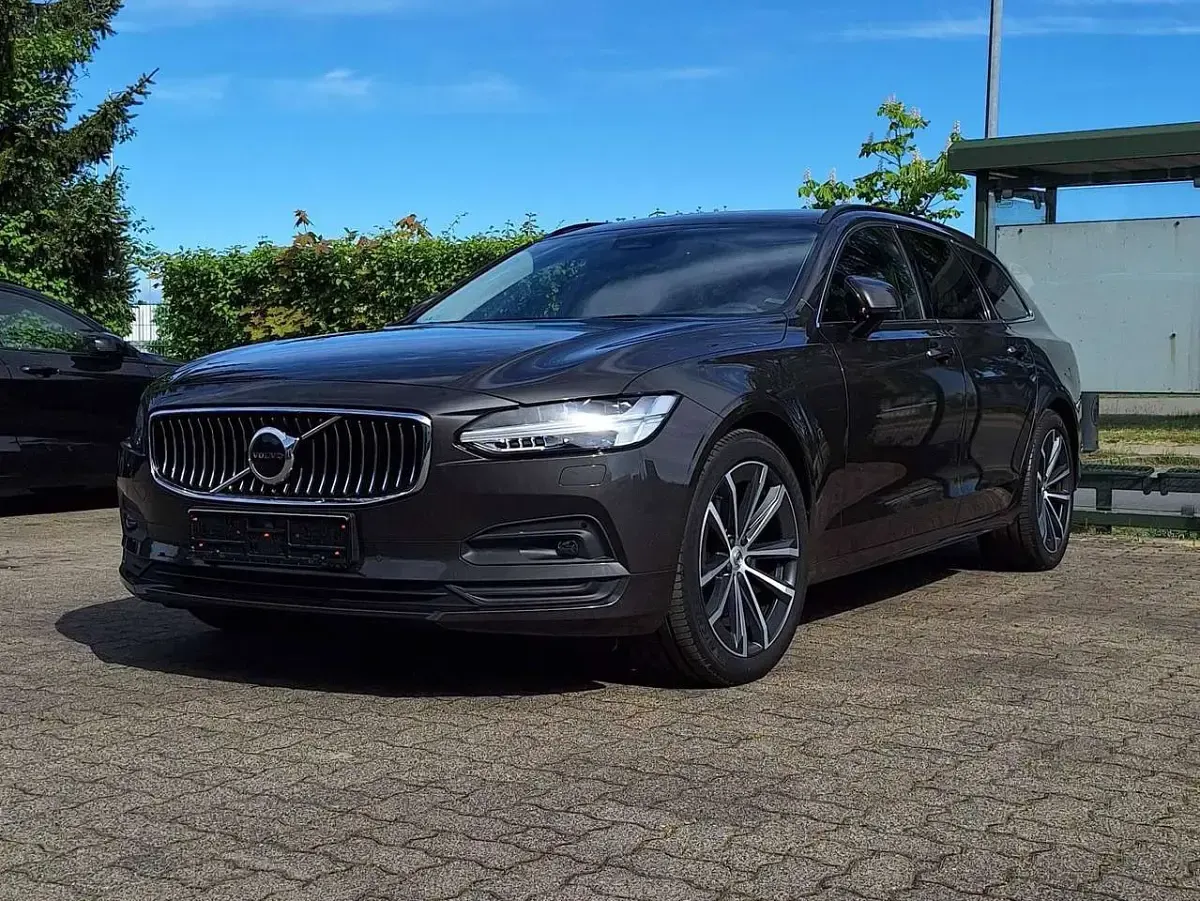 Gebraucht Volvo V90 Momentum 235 PS (172 kW) 2021 Grau Kombi