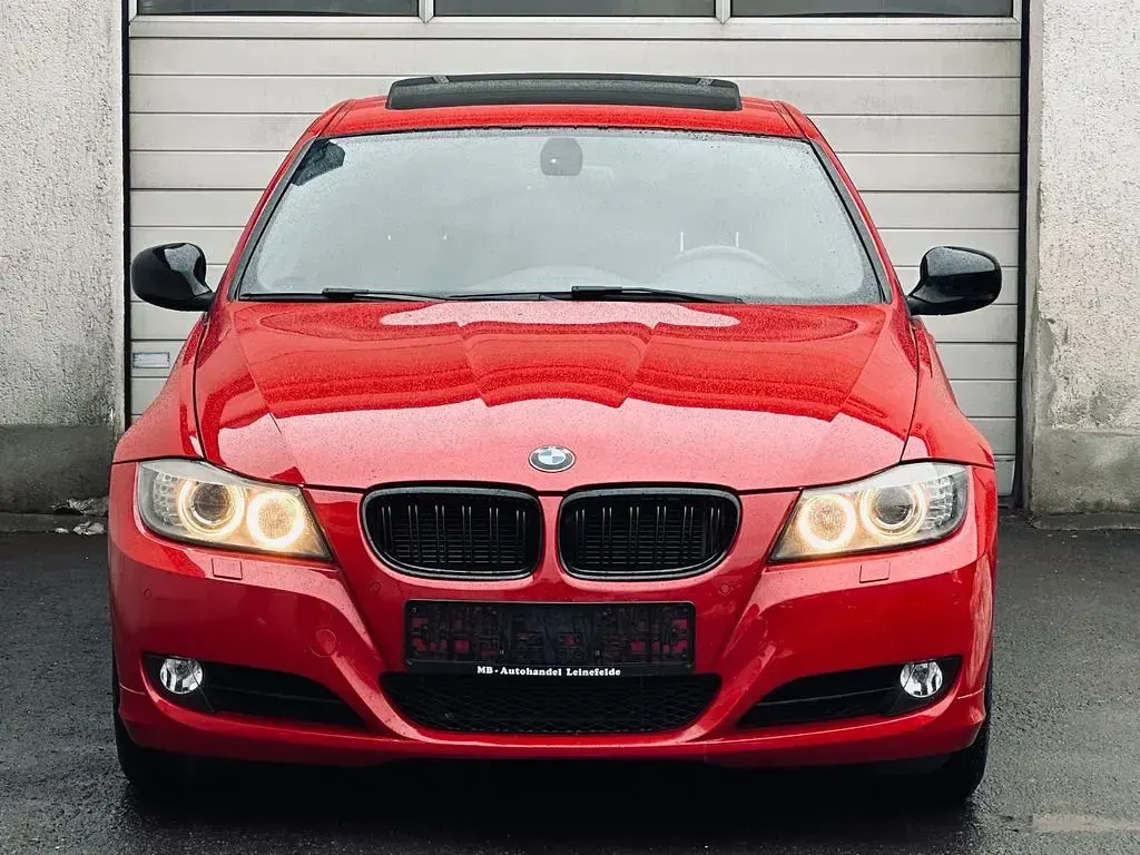 Gebraucht BMW 318 Sport Line 143 PS (105 kW) 2011 Rot Limousine