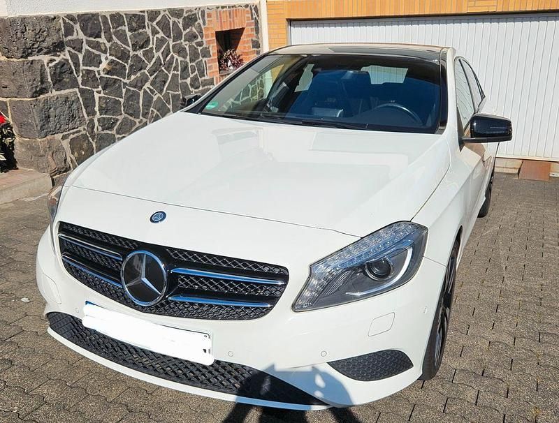 Weiß Gebraucht 2012 Mercedes A180 Limousine | 10.100 € (Fairer Preis) - Bild 1/4