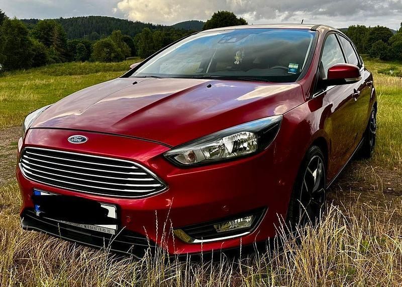 Rot Gebraucht 2018 Ford Focus Limousine | 13.900 € (Fairer Preis) - Bild 1/4