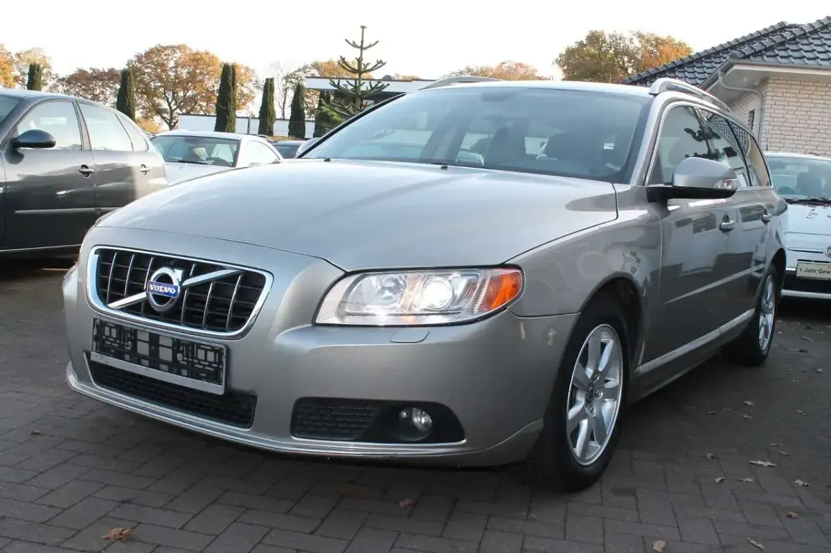 Gebraucht Volvo V70 Summum 109 PS (80 kW) 2010 Gold Kombi