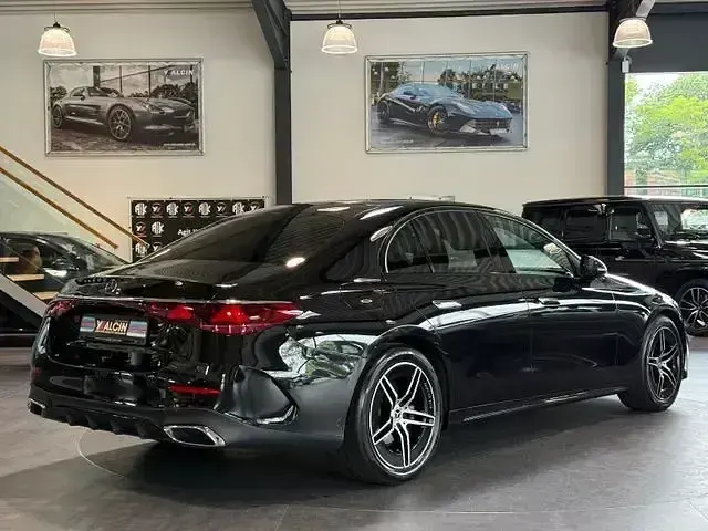 Gebraucht Mercedes E220 AMG line 197 PS (144 kW) 2023 Obsidianschwarz  metalliclack Limousine