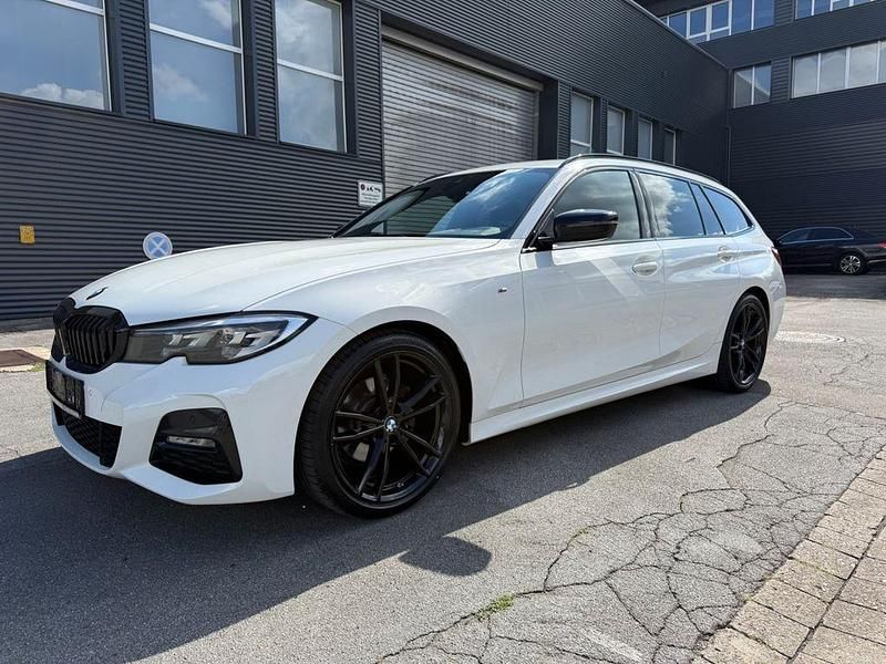 Weiß Gebraucht 2021 BMW 320 M Sport Kombi | 23.900 € (Guter Preis) - Bild 1/4