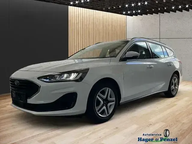 Używany Ford Focus Cool & Connect 125 KM (91 kW) 2022 Biały Sedan/Limuzyna