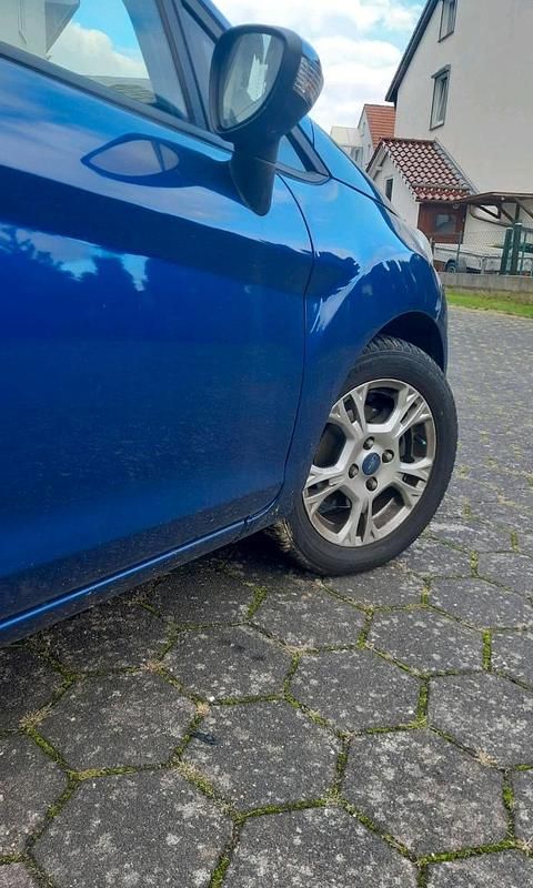 Gebraucht Ford Fiesta SYNC Edition 80 PS (58 kW) 2014 Blau Kleinwagen