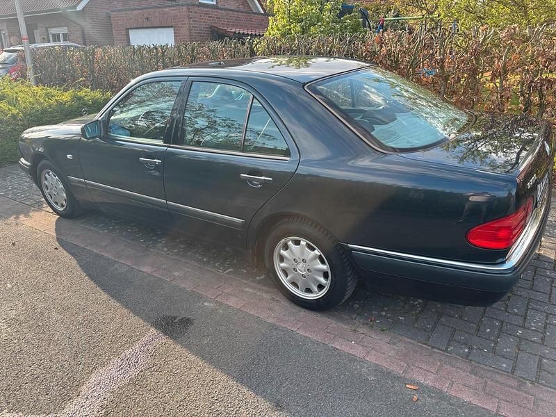 Gebraucht Mercedes E200 Elegance 136 PS (100 kW) 1998 Schwarz Limousine