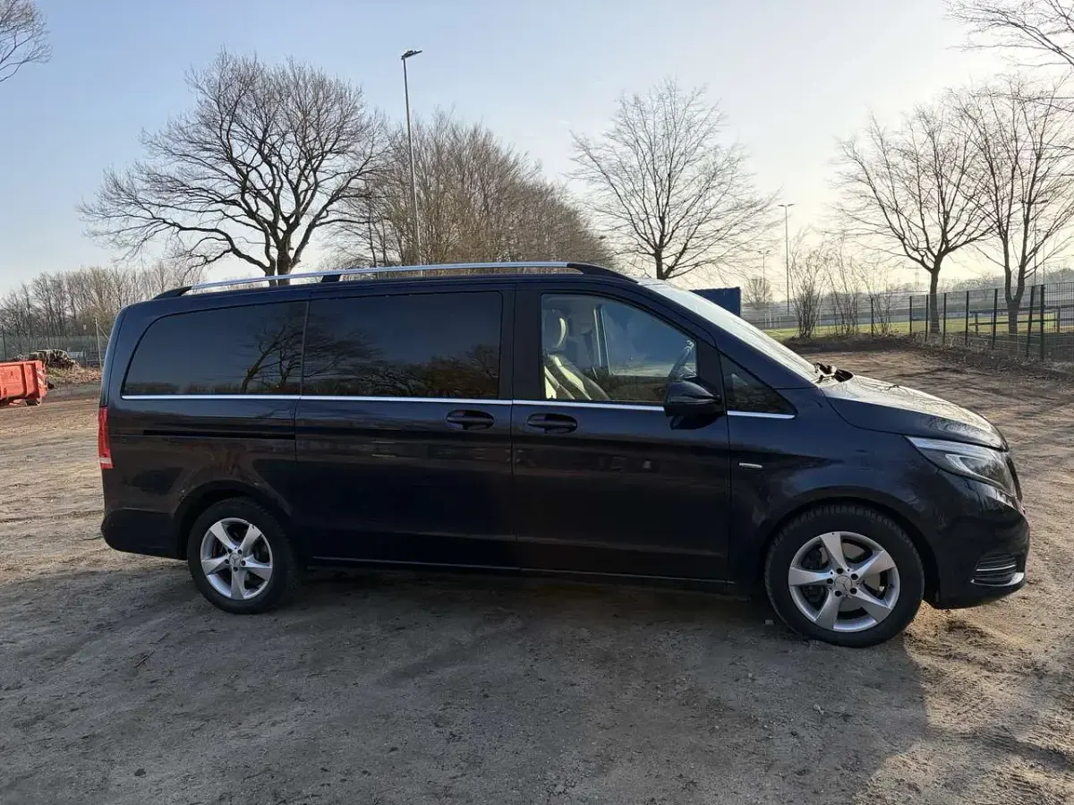 Gebraucht Mercedes V250 Avantgarde 190 PS (139 kW) 2015 Blau Van / Kleinbus