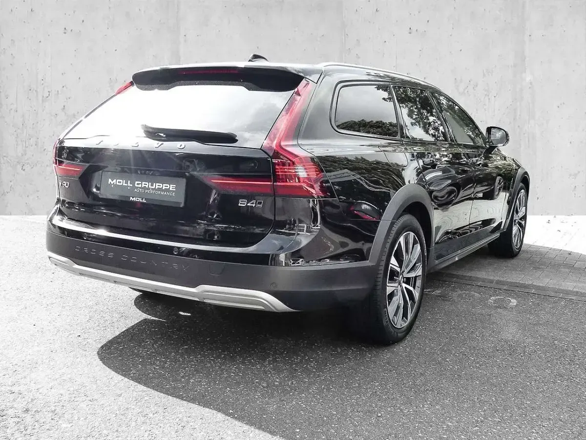 Gebraucht Volvo V90 CC Plus 197 PS (144 kW) 2023 Onyx black / metallic Kombi