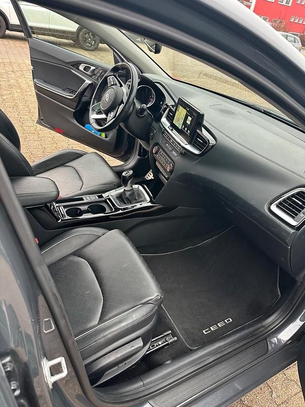 Gebraucht Kia Ceed Sportswagon 140 PS (102 kW) 2019 Grau Kombi