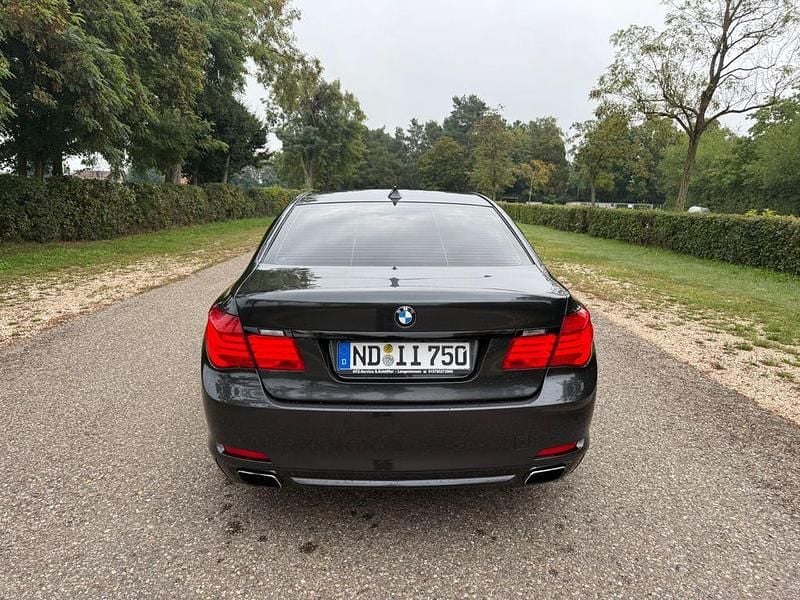 Gebraucht BMW 750 Sport Line 408 PS (300 kW) 2009 Grau Limousine