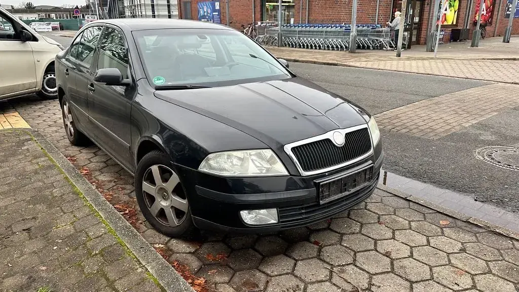 Używany Skoda Octavia Elegance 105 KM (77 kW) 2004 Czarny Sedan/Limuzyna