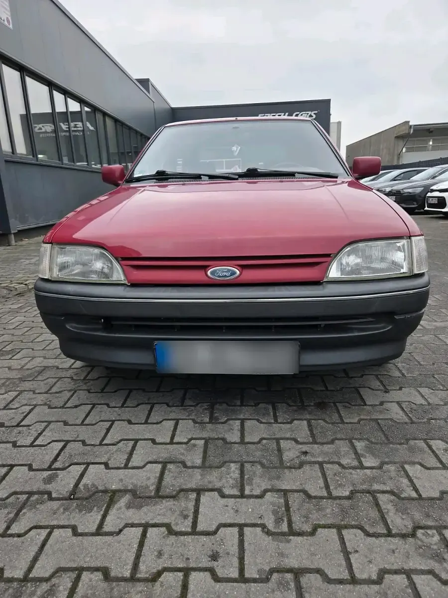 Używany Ford Escort 75 KM (55 kW) 1992 Czerwony Sedan/Limuzyna