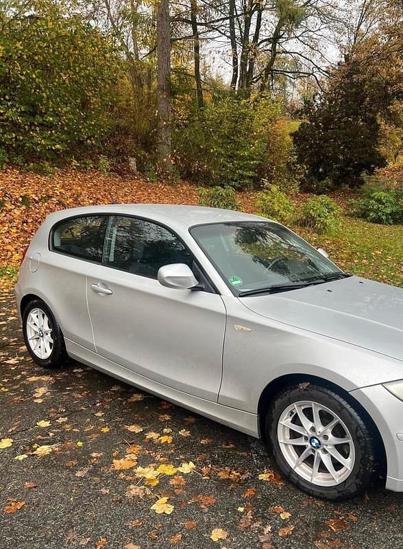 Silber Gebraucht 2010 BMW 118 Kleinwagen | 5.700 € (Fairer Preis) - Bild 1/4