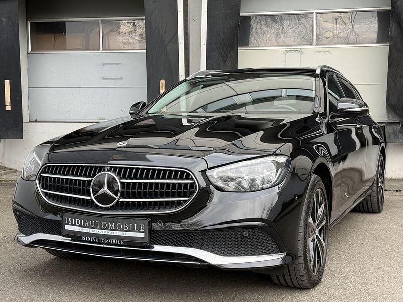Gebraucht Mercedes E300 Avantgarde 194 PS (142 kW) 2022 Schwarz Limousine