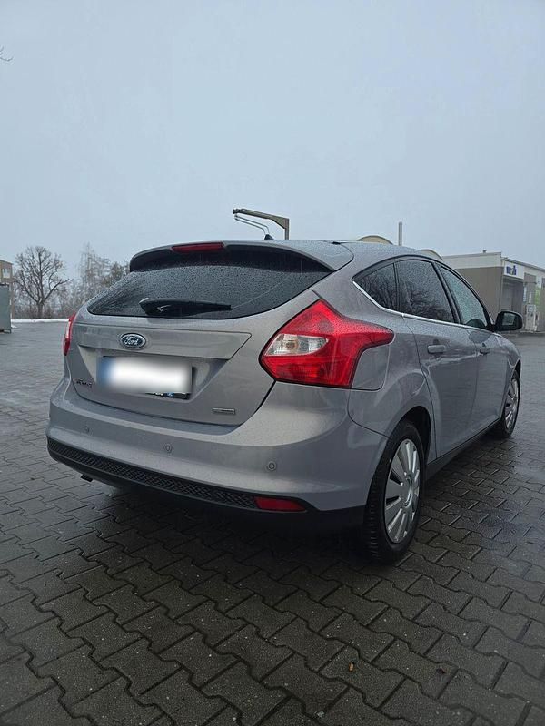 Gebraucht Ford Focus Ambiente 101 PS (74 kW) 2013 Grau Kombi
