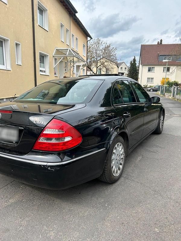 Gebraucht Mercedes E220 150 PS (110 kW) 2004 Schwarz Limousine