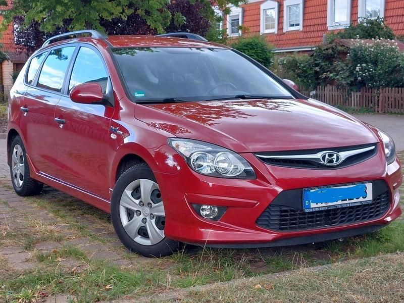 Rot Gebraucht 2011 Hyundai i30 Classic Kombi | 1.600 € (Superpreis) - Bild 1/4