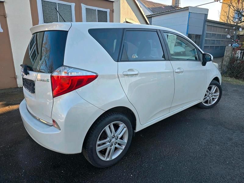 Gebraucht Toyota Verso-S 100 PS (73 kW) 2012 Weiß Van / Kleinbus