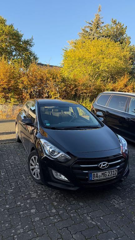 Schwarz Gebraucht 2015 Hyundai i30 Classic Limousine | 7.400 € (Guter Preis) - Bild 1/4