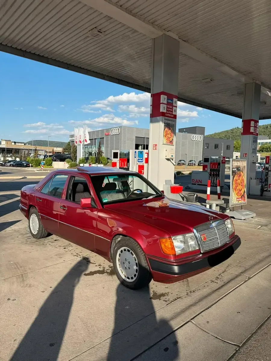 Gebraucht Mercedes E260 160 PS (117 kW) 1990 Rot Limousine