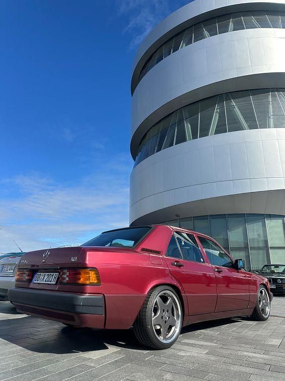 Schwarz Gebraucht 1990 Mercedes 190 Classic Limousine | 6.900 € - Bild 1/4