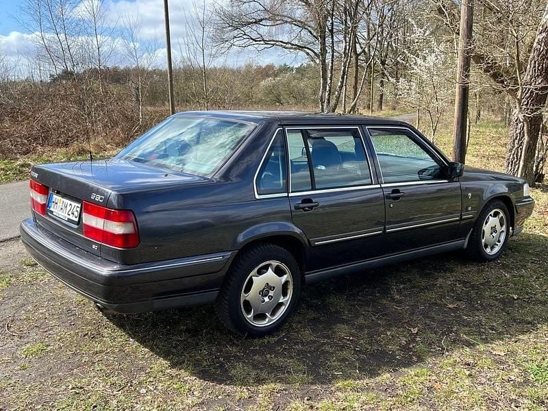 Używany Volvo S90 204 KM (150 kW) 1997 Czarny Sedan/Limuzyna
