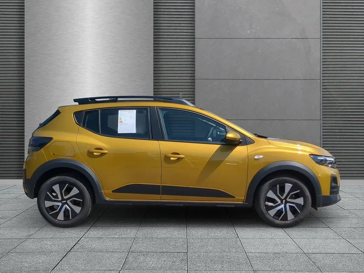 Neu Dacia Sandero Expression 110 PS (80 kW) 2026 Amber yellow SUV