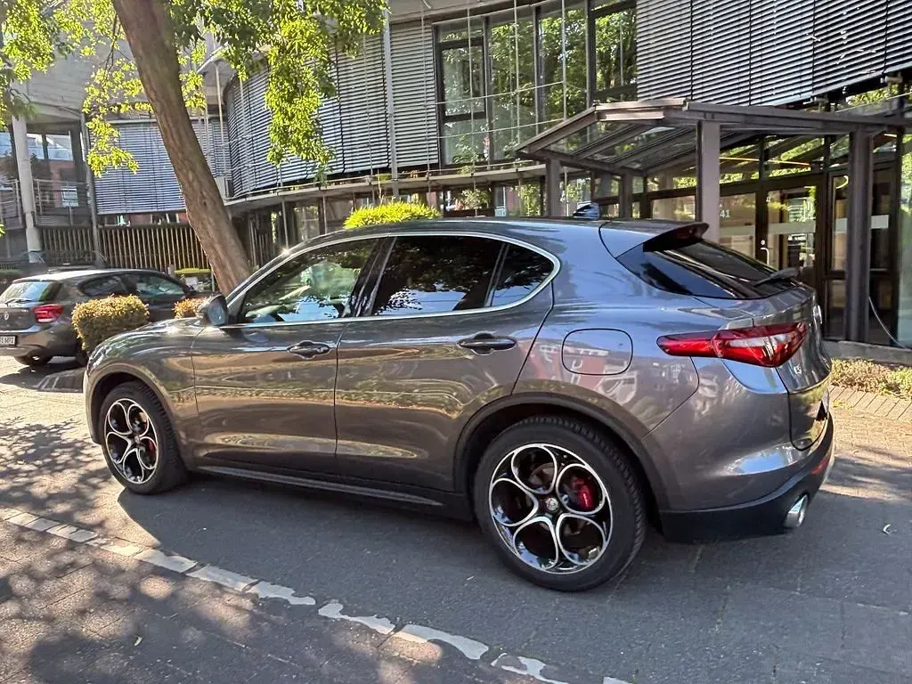 Gebraucht Alfa Romeo Stelvio 209 PS (153 kW) 2019 Grau SUV