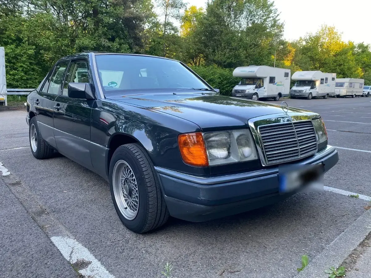 Gebraucht Mercedes E230 132 PS (97 kW) 1982 Schwarz Limousine