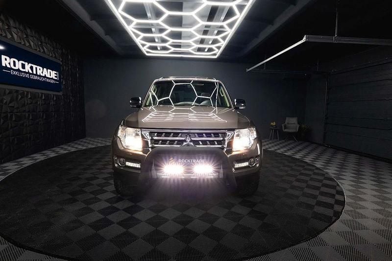 Gebraucht Mitsubishi Pajero Top 190 PS (139 kW) 2017 Granitbraun (m) SUV