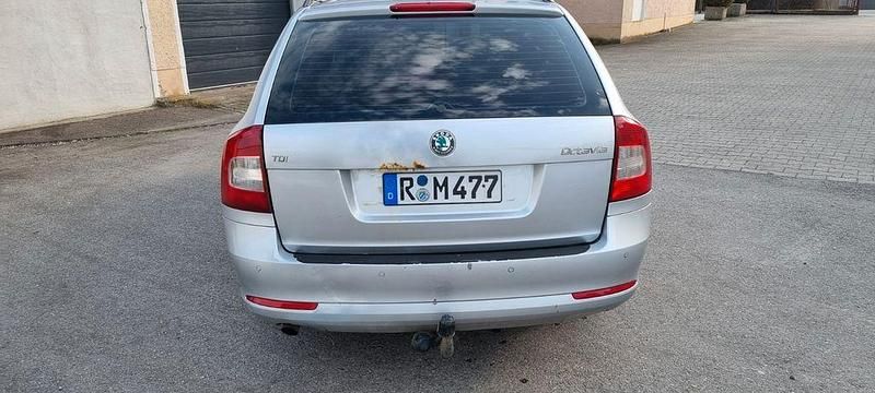 Gebraucht Skoda Octavia Elegance 105 PS (77 kW) 2011 Silber Kombi