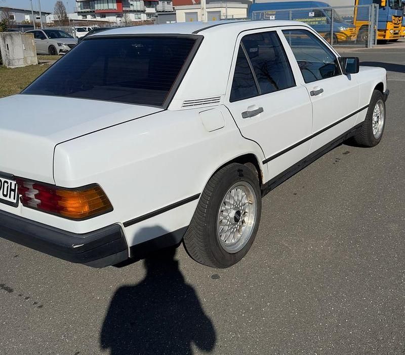 Gebraucht Mercedes 190 72 PS (52 kW) 1986 Weiß Limousine