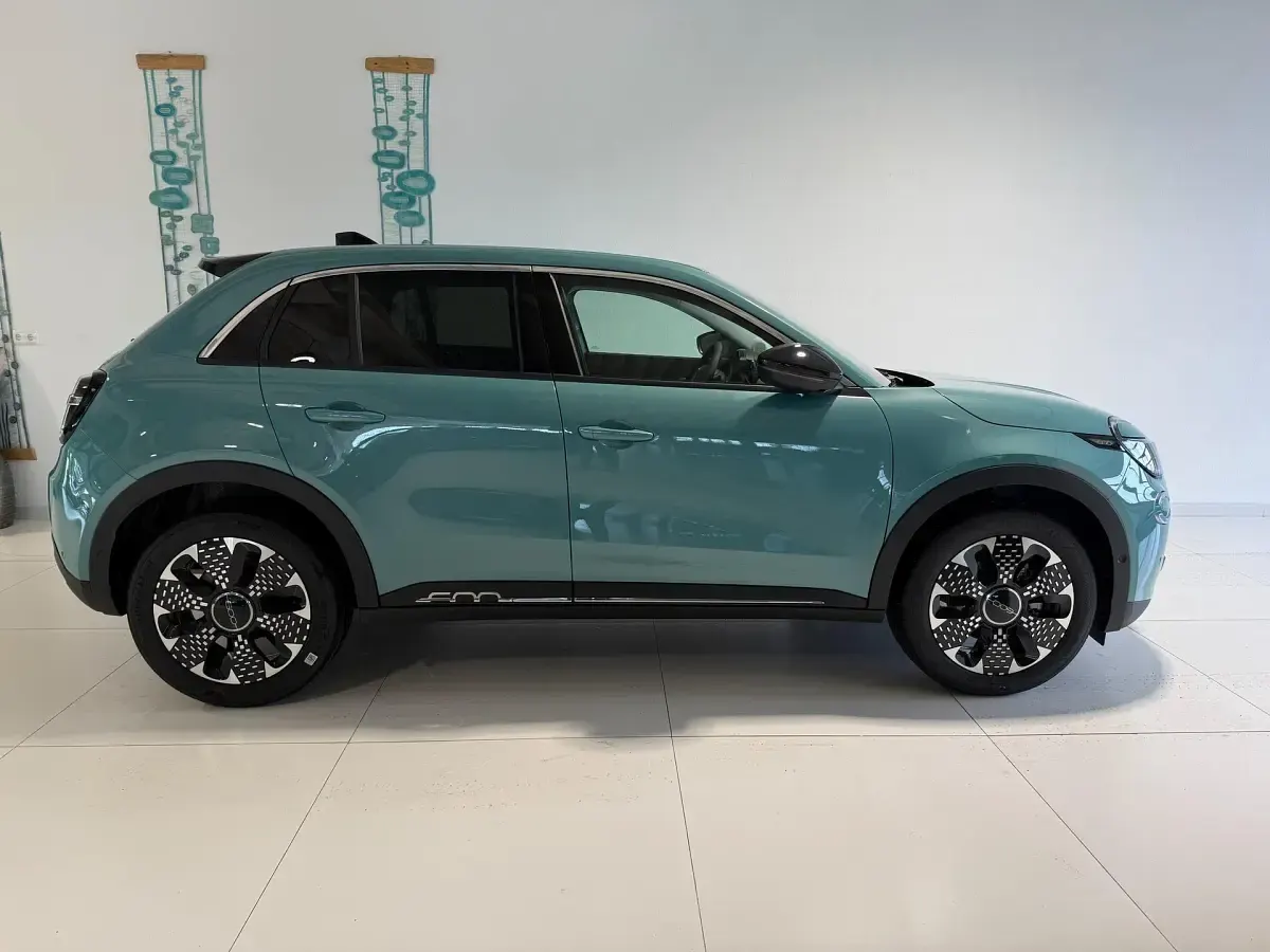 Neu Fiat 600 Dolcevita 145 PS (106 kW) 2026 959 aqua blau SUV