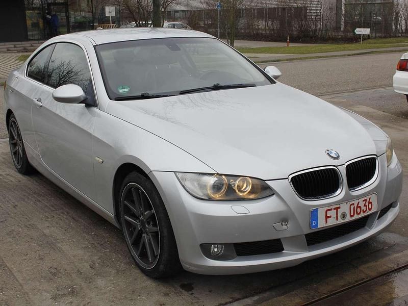 Gebraucht BMW 320 177 PS (130 kW) 2009 Titansilber metallic Coupé