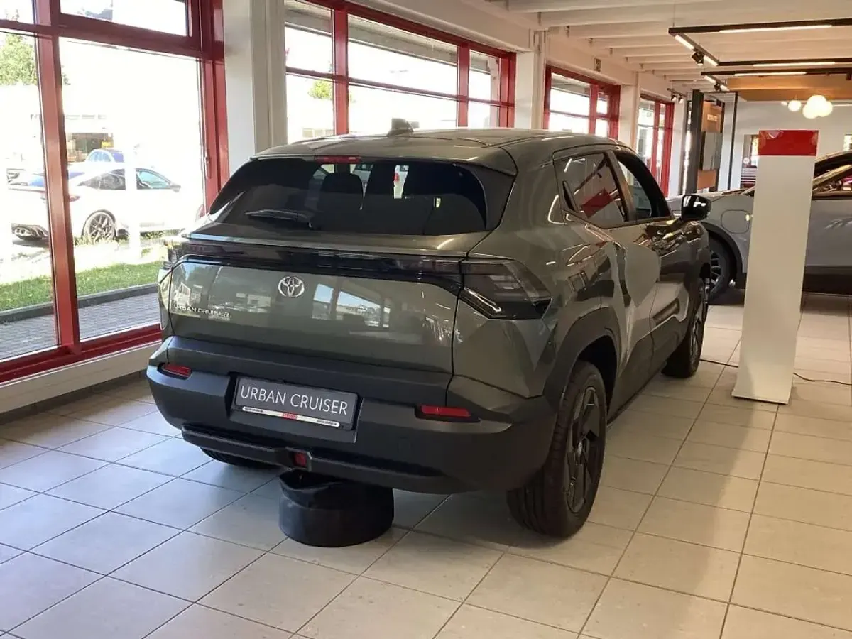 Neu Toyota Urban Cruiser 127 kW (174 PS) 2026 Grandeur grey SUV