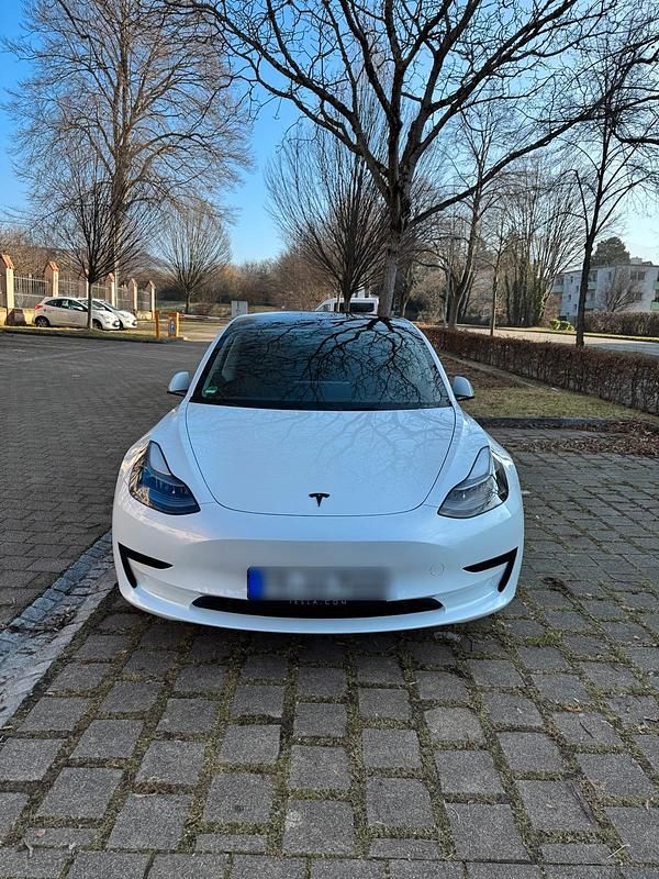 Weiß Gebraucht 2023 Tesla Model 3 Standard Range Limousine | 30.000 € (Fairer Preis) - Bild 1/4