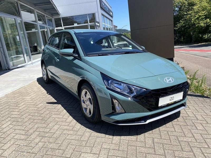 Gebraucht Hyundai i20 Select 101 PS (74 kW) 2025 Mangrove green Limousine