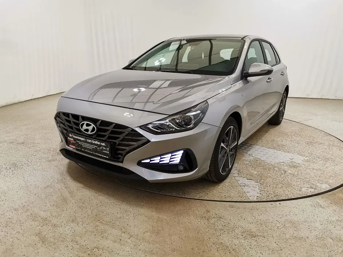Gebraucht Hyundai i30 Trend 120 PS (88 kW) 2024 Shimmering silver / met Limousine