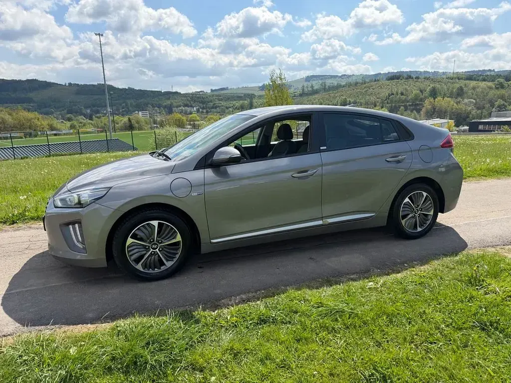 Gebraucht Hyundai Ioniq Trend 141 PS (103 kW) 2020 Grau Kleinwagen