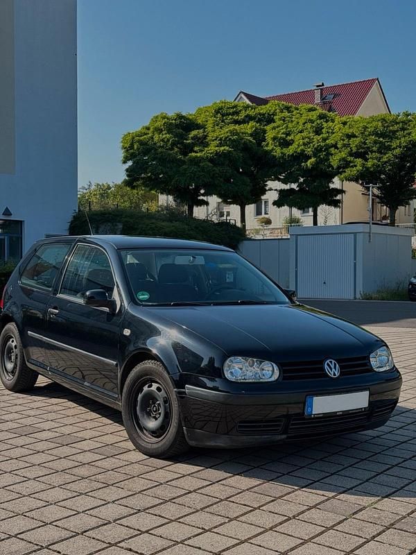 Schwarz Gebraucht 2002 VW Golf IV Limousine | 2.000 € (Fairer Preis) - Bild 1/4