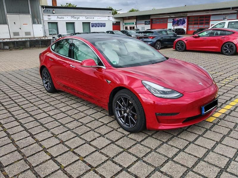 Rot Gebraucht 2019 Tesla Model 3 Long Range AWD Limousine | 16.970 € - Bild 1/4