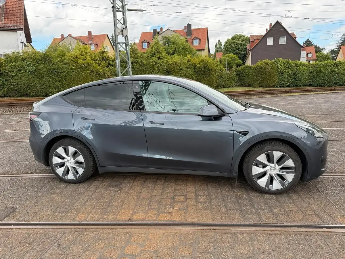 Käytetty Tesla Model Y Standard Range 219 kW (299 HP) 2023 Harmaa Katumaasturi