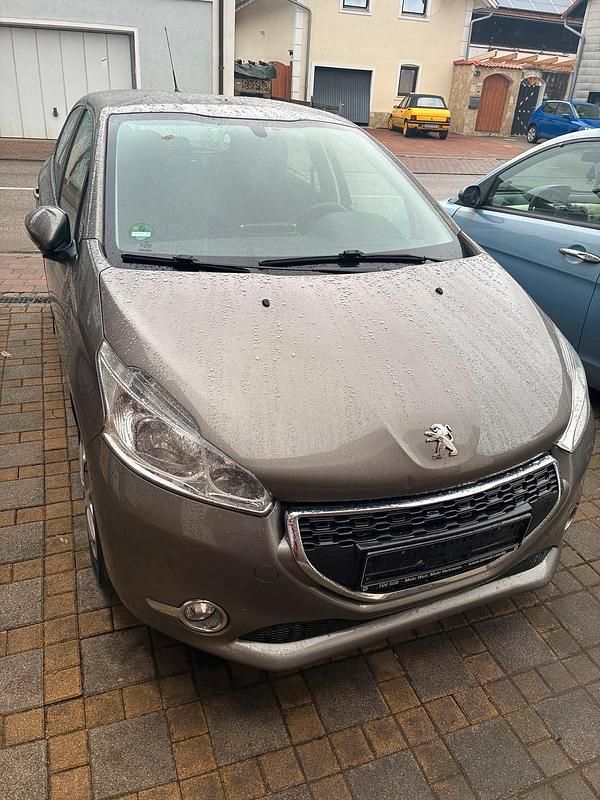 Grau Gebraucht 2012 Peugeot 208 Kleinwagen | 4.800 € - Bild 1/4