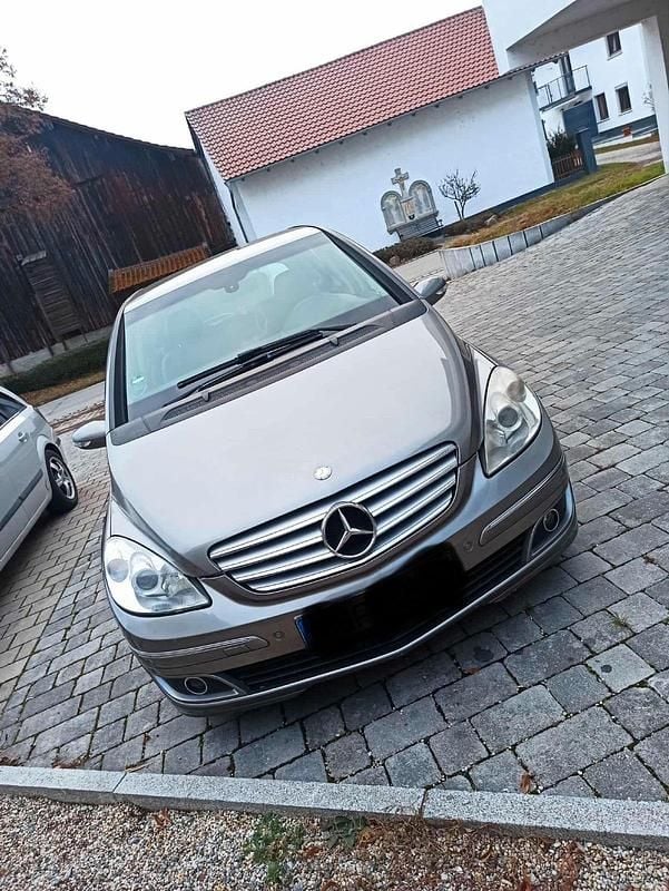 Grau Gebraucht 2006 Mercedes B200 Van / Kleinbus | 2.500 € (Guter Preis) - Bild 1/4